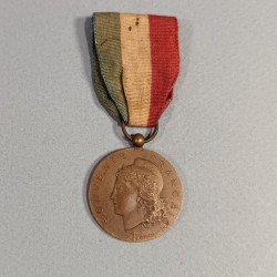 PETITE MEDAILLE EN BRONZE DU SOUVENIR FRANCAIS POUR UN OFFICIER Mr LE CAPITAINE CHEVALIER 1922 MERITE ET DEVOUEMENT